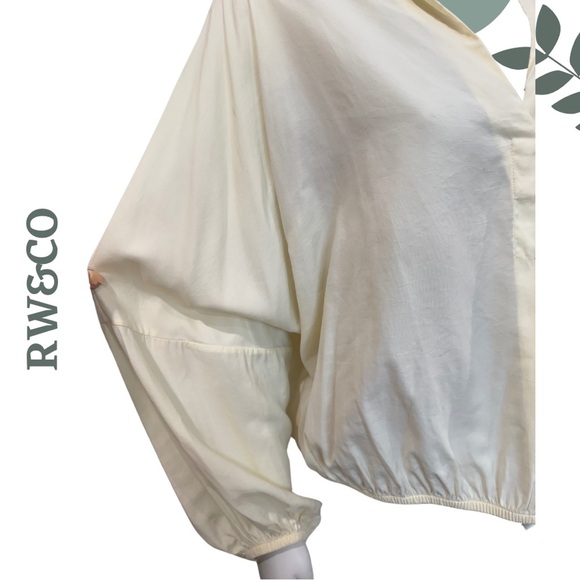 🛍️3/$40 RW&CO Relaxed Fit Long Sleeve V-Neck Top Pale Yellow Blouse Size Medium - Picture 5 of 6